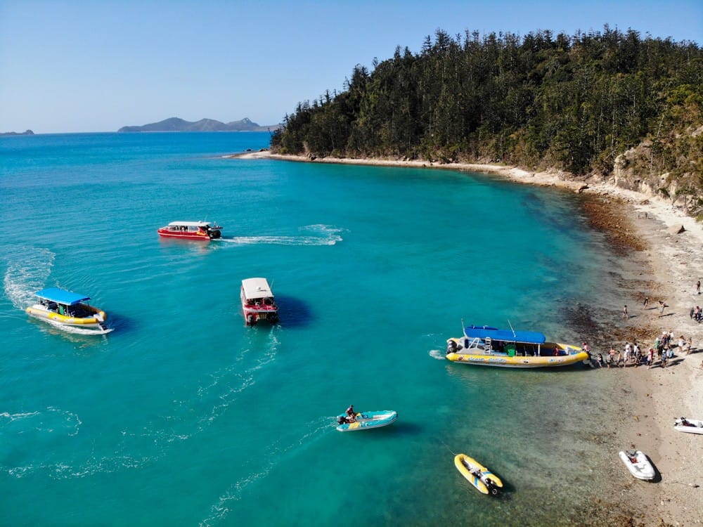 Barrera de Coral Australia fotografía del mar de las WhitSundays con barcos que están en la costa y la vegetación